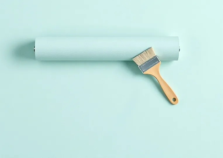 Pose de papier peint, rouleau et brosse à maroufler
